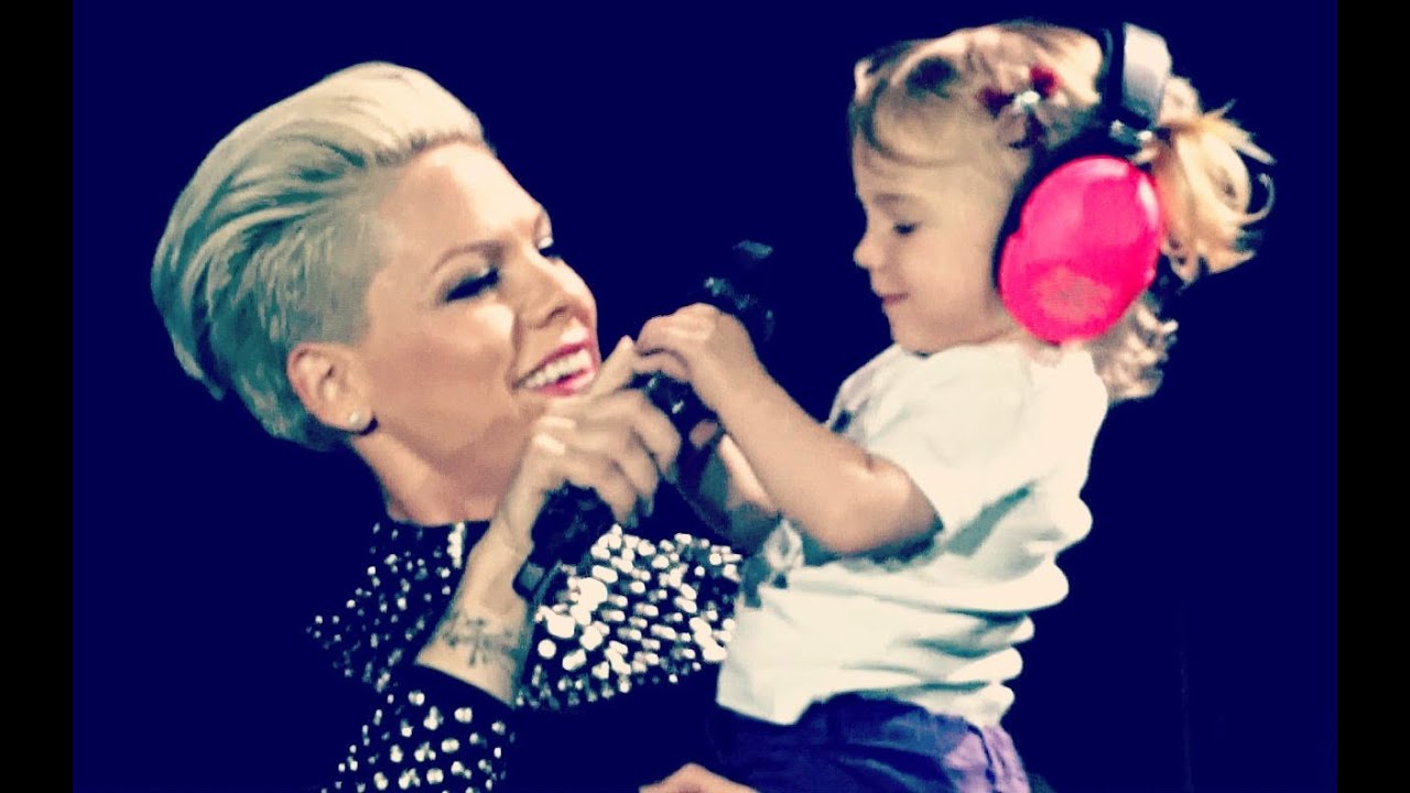 P!NK - WILLOW  - LEAVE ME ALONE ( I'M LONELY) - THE TRUTH ABOUT LOVE TOUR - MUNICH GERMANY - MAY 19