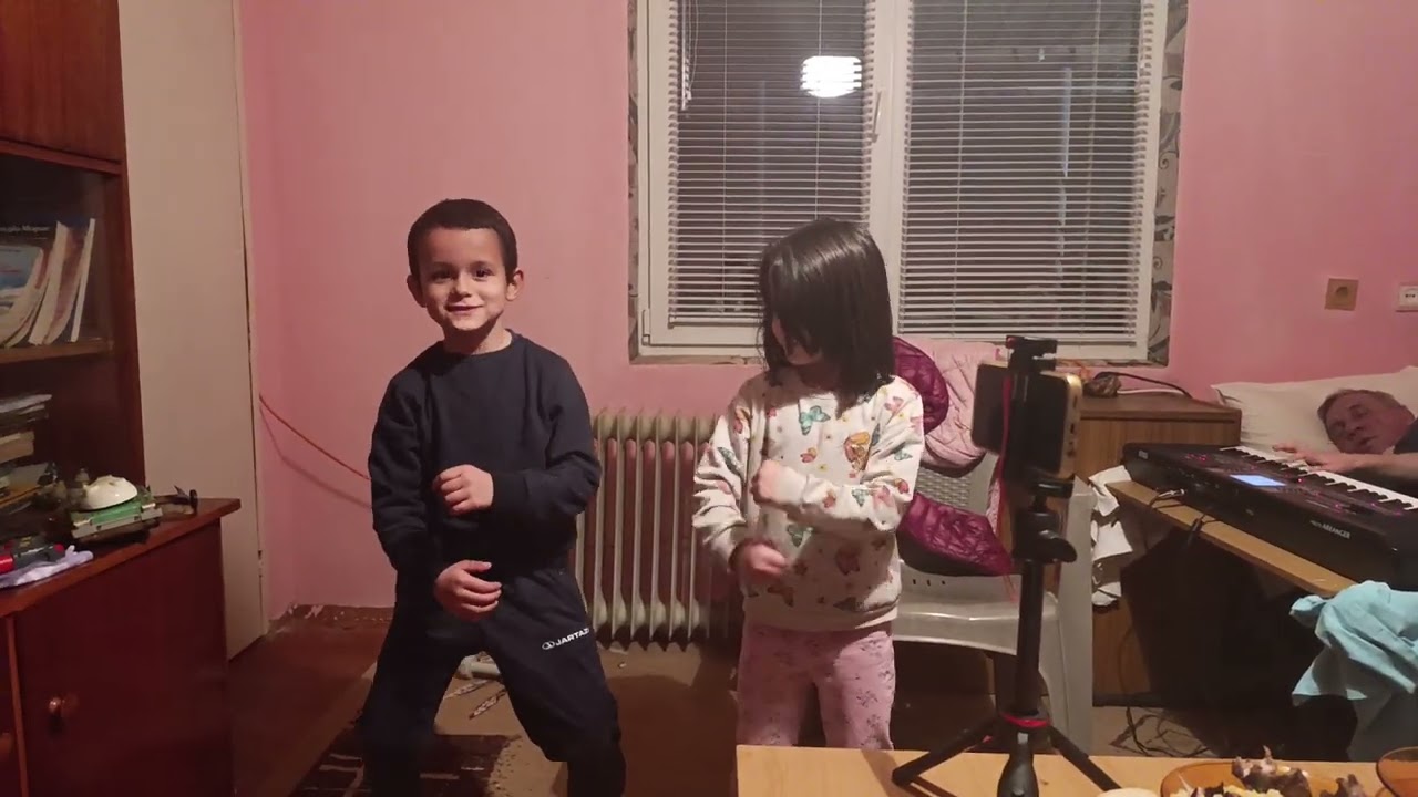 Мени бенд с по-малкият брат и сестра