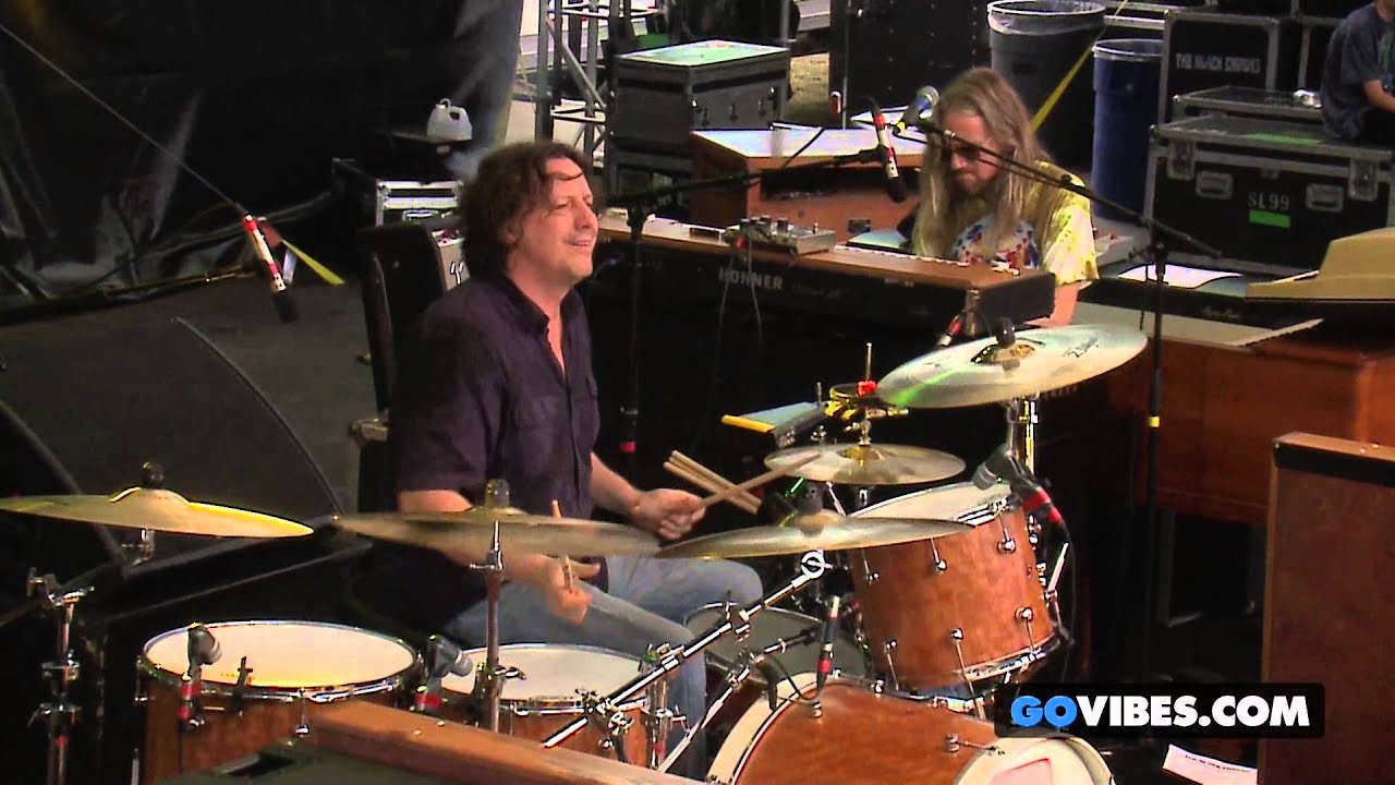 The Black Crowes performs 