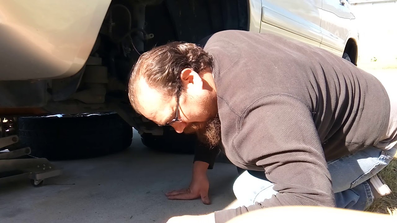 Снятие и замена нижних передних рычагов подвески Toyota Highlander 2005 года, часть 1