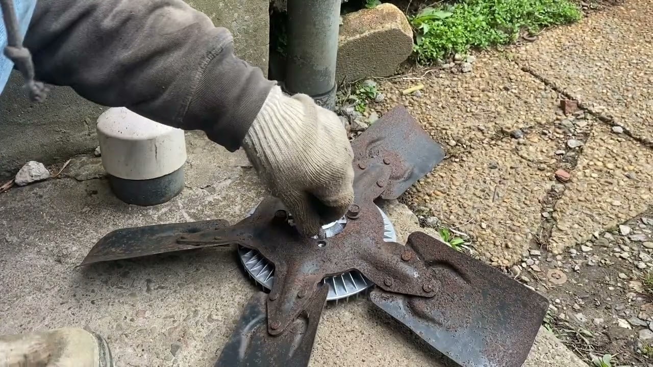 Changing a fan clutch on an 04 Dodge Dakota 4.7 Magnum