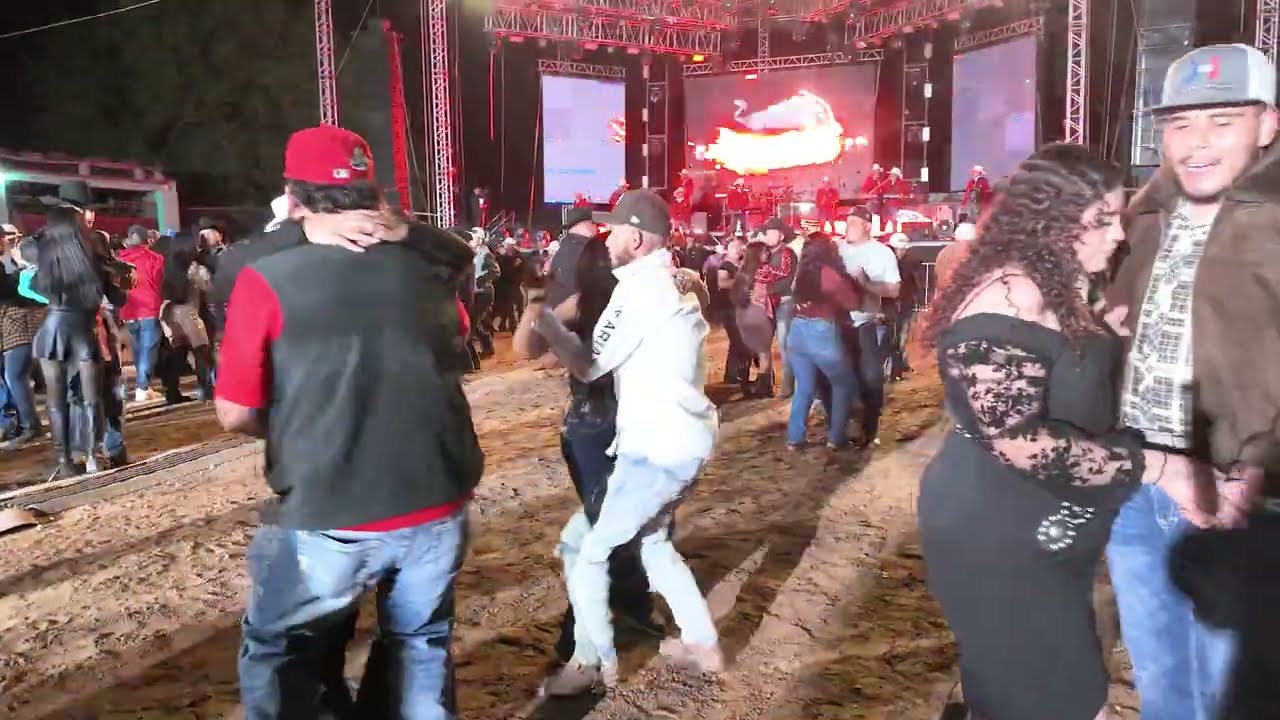 03 XV DE MELANI CON  EL CONJUNTO BRAVO