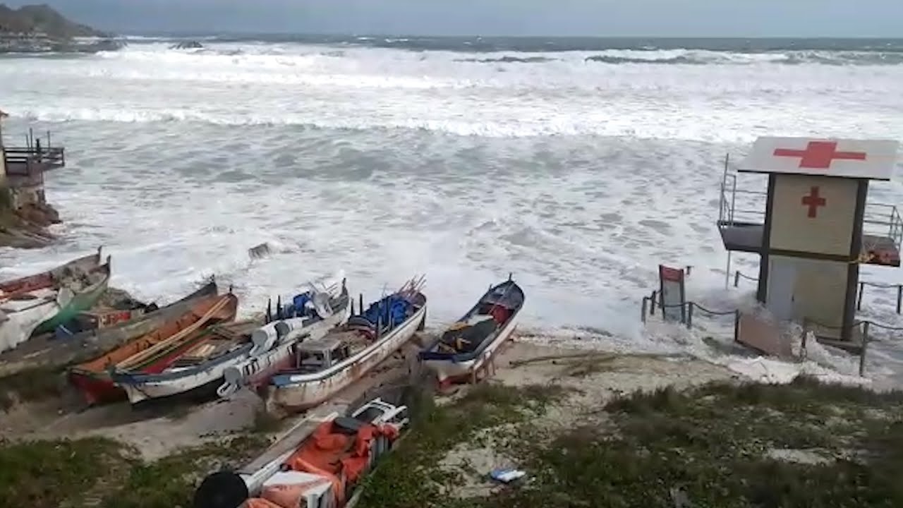 Ressaca atinge litoral da Região dos Lagos e causa estragos em Arraial do Cabo|| portalmultiplix.com