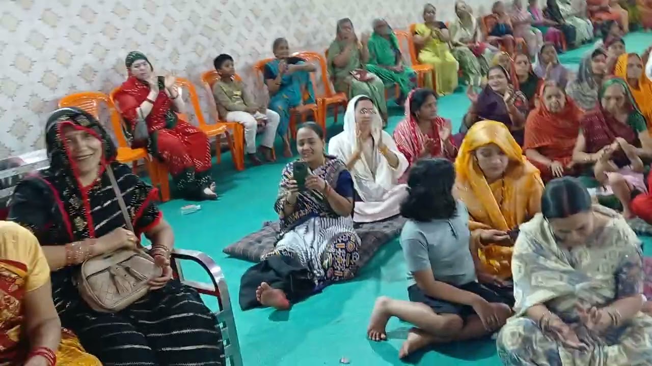 मेरे मैया का लगा दरबार और मेरे भागवत में