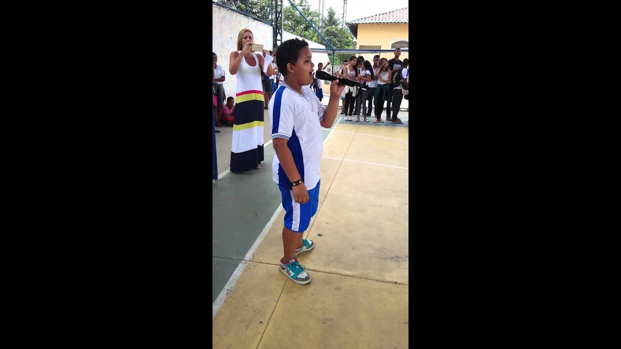 Criança louva em evento escolar e emociona a todos