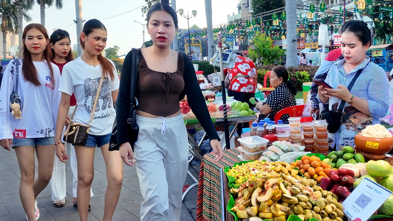 Best Walking Tour in CAMBODIAN STREET FOOD 2026 - Saterday Walk at Riverside Food Market, Phnom Penh