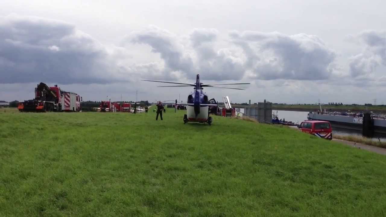 Vertrek Politiehelikopter (PH-PXF) bij waterongeval Wemeldinge