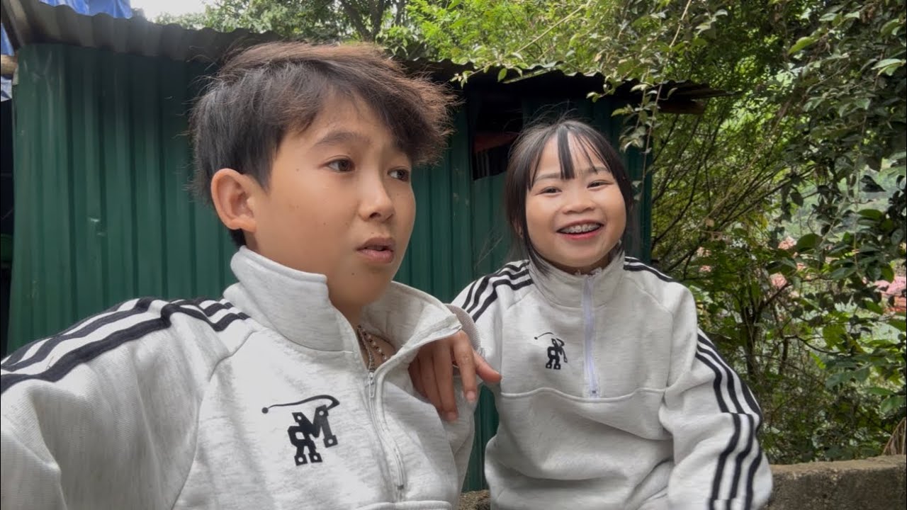 B&eacute; Hạt Ti&ecirc;u đi thăm ruộng c&ugrave;ng Chị G&aacute;i v&agrave; mukbang nh&oacute;t tại c&acirc;y