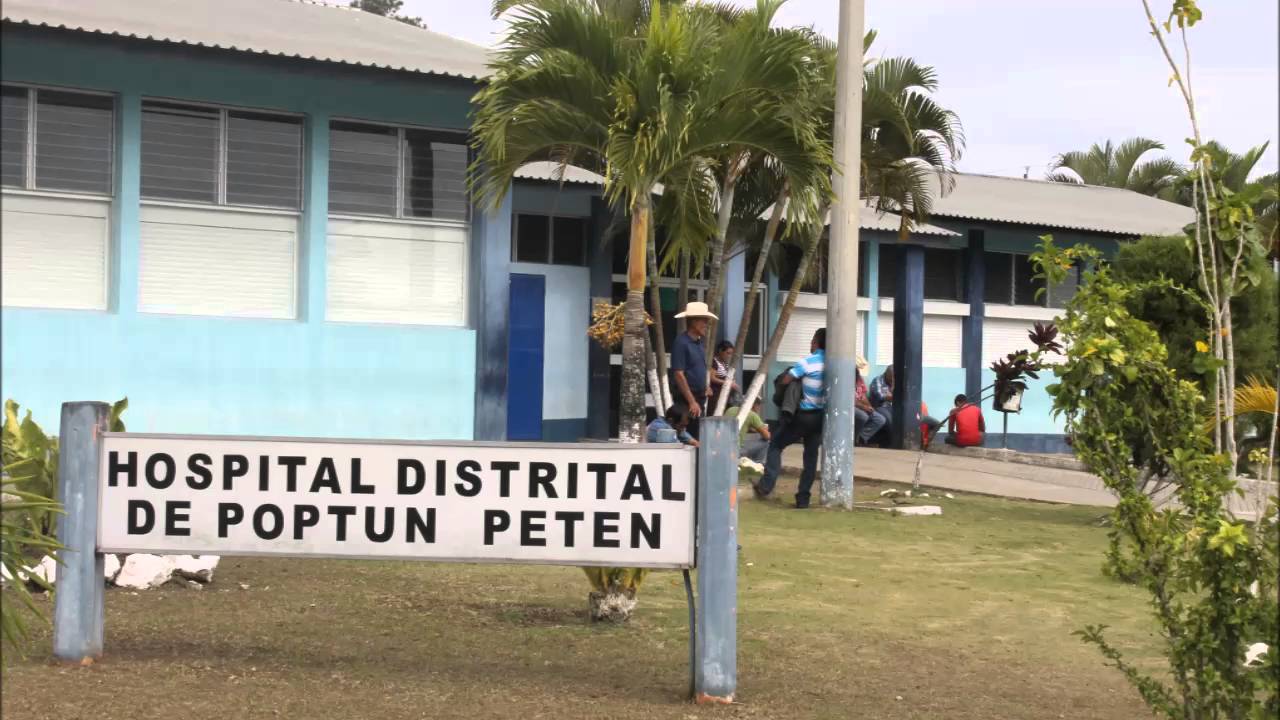 visita de eduardo montepeque al hospital distrital de Popt&uacute;n, Pet&eacute;n