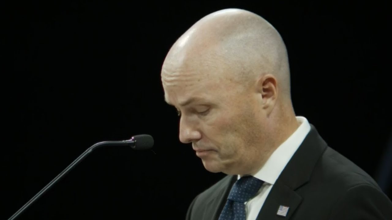 Губернатор Спенсер Кокс выступил с речью на похоронах офицера Эстрады
