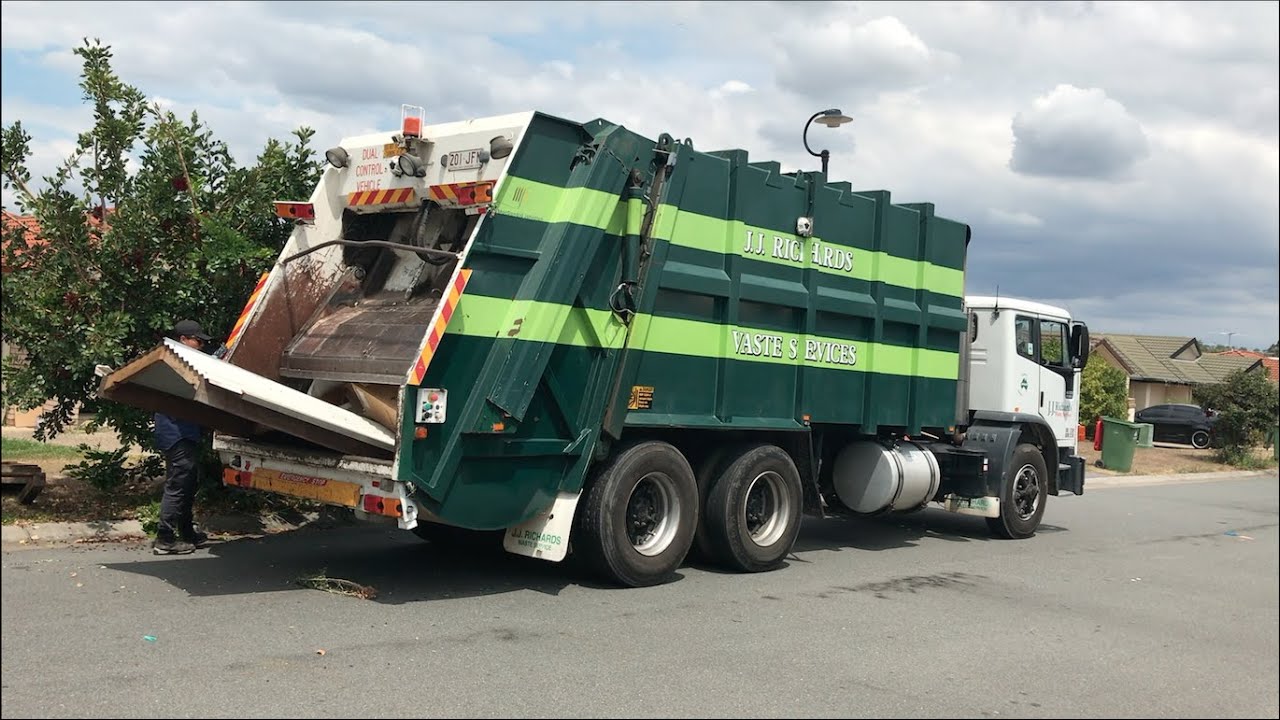 Logan Kerbside Cleanup Bulkwaste Collection - with a (circa) 2004 MacDonald Johnston JP5!!!