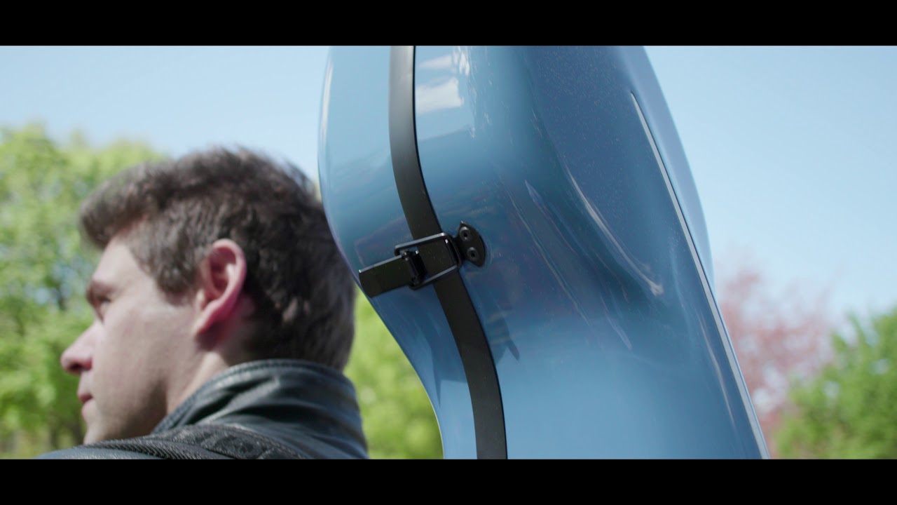 Christian-Pierre La Marca presents his GEWA Air Blue Cello Case