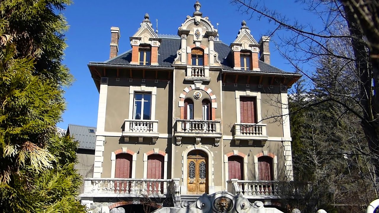 Barcelonnette : place de l'église et villas mexicaines HD
