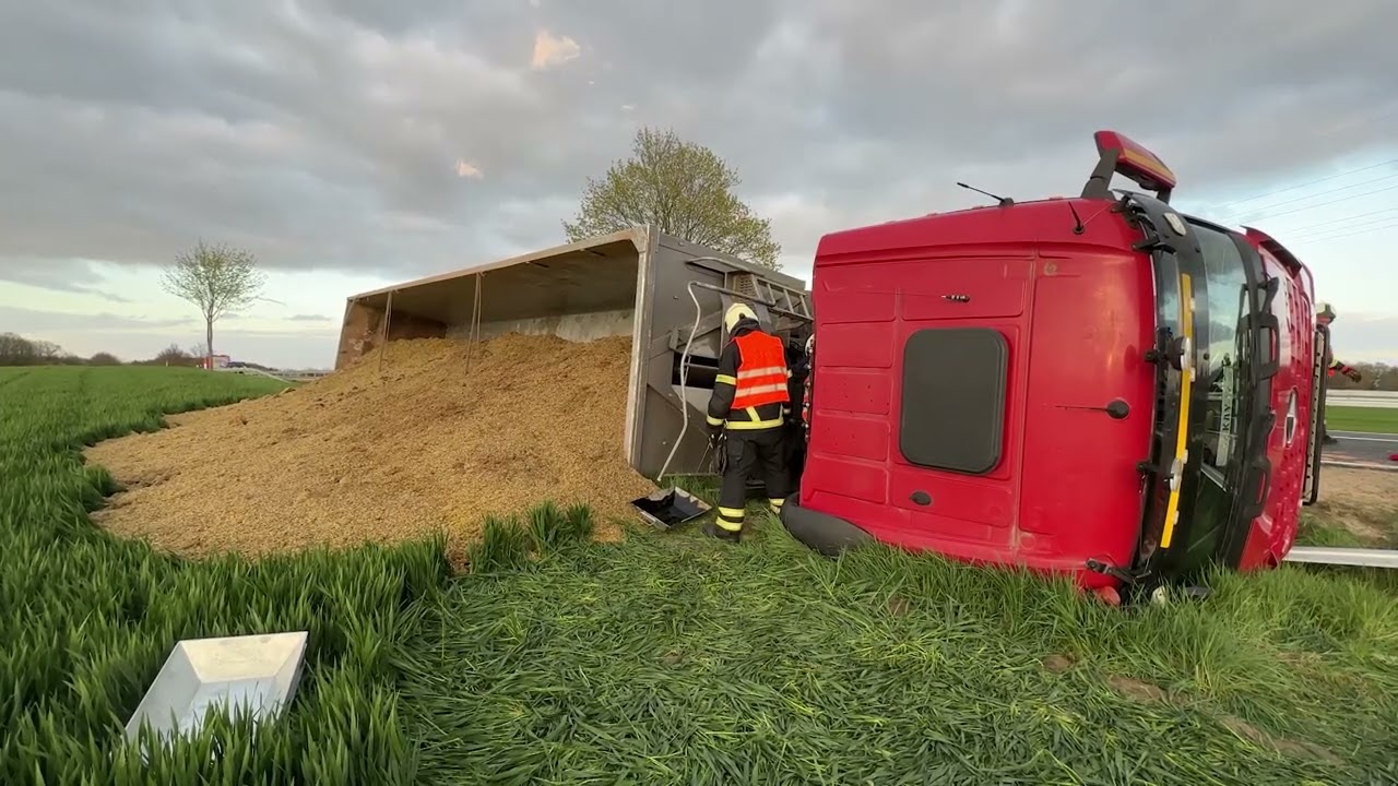 Lkw nahe Woldegk mit Maissilage umgekippt
