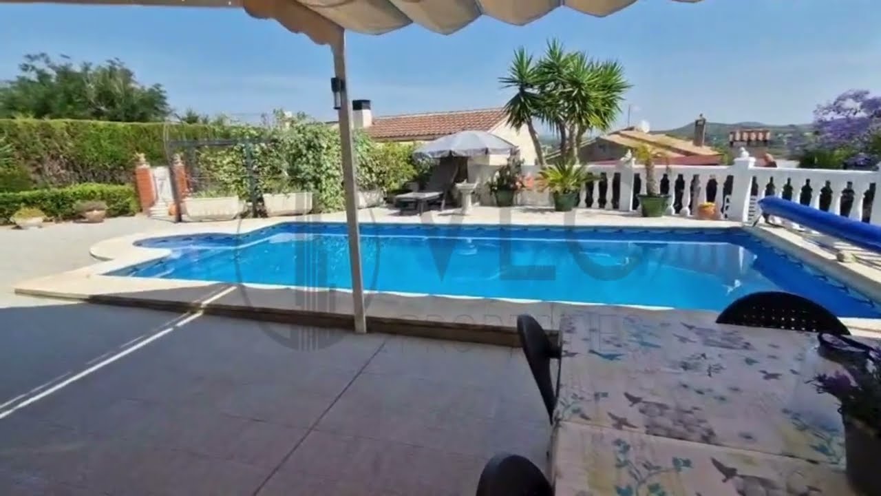 €349.000 - Stunning 5 bedroom villa in Urb Altury Turis, Valencia.