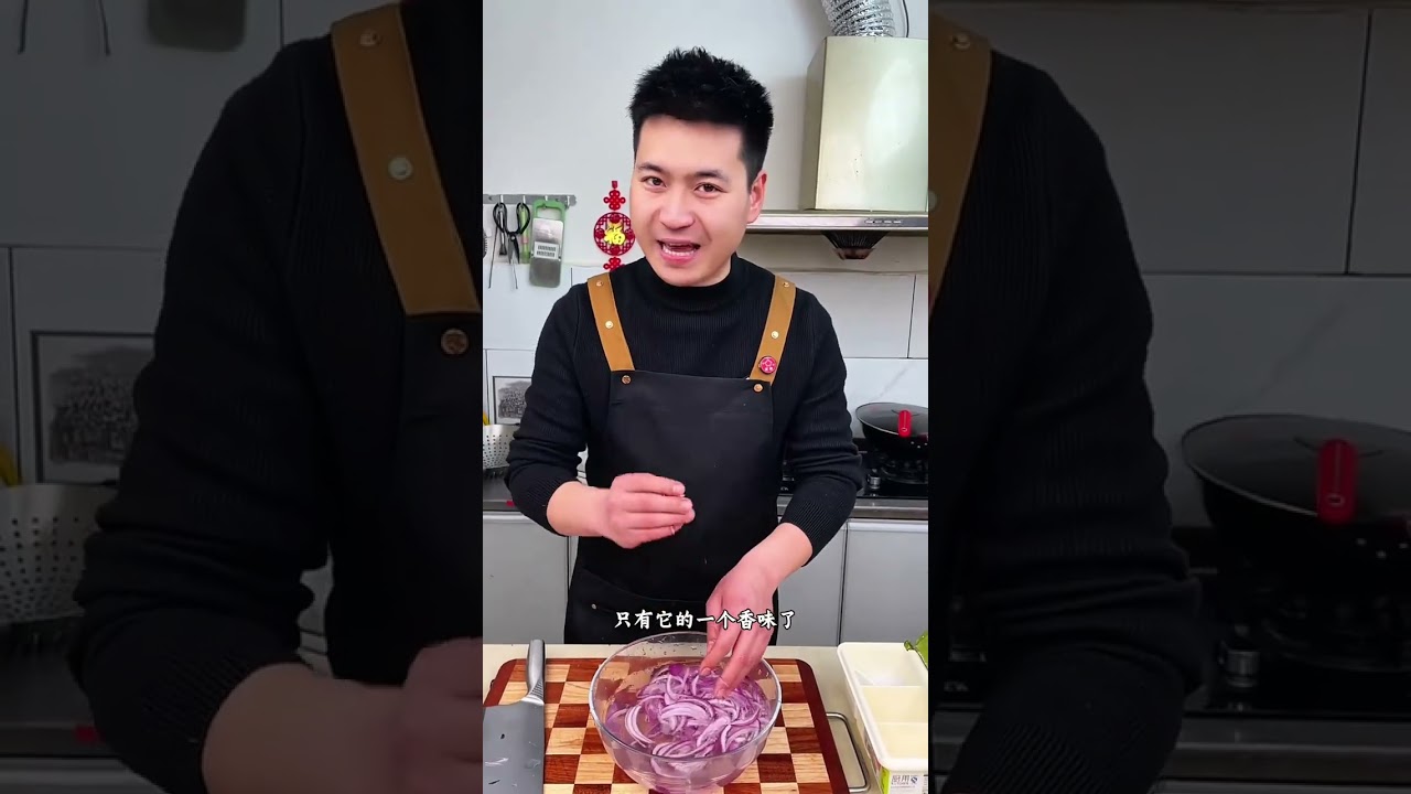 把洋葱和黄瓜放锅里煮一煮，出锅就是黄瓜和洋葱的神仙吃法，清爽解腻#美食#凉拌菜