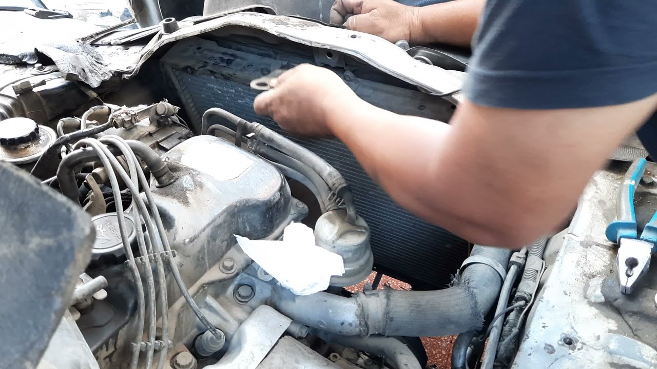 CHANGING NEW RADIATOR FOR TOYOTA HIACE Van Model 1995
