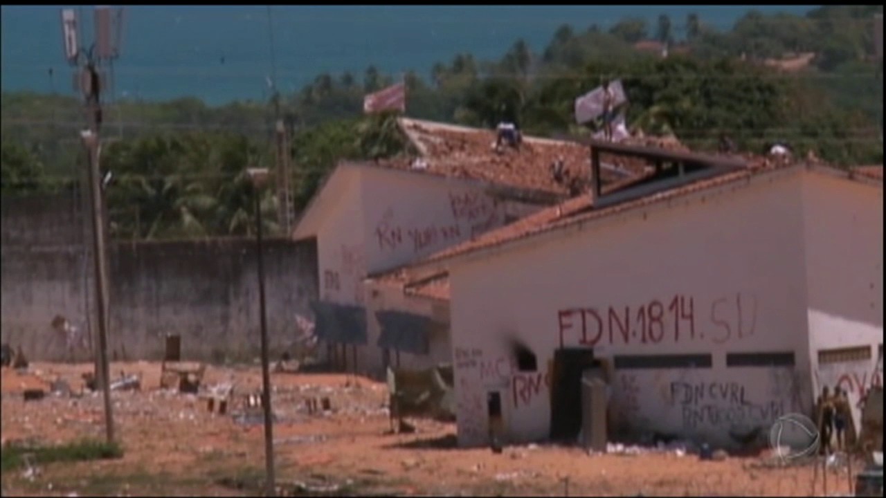PM entra na penitenciária de Alcaçuz (RN) para controlar rebelião entre presos