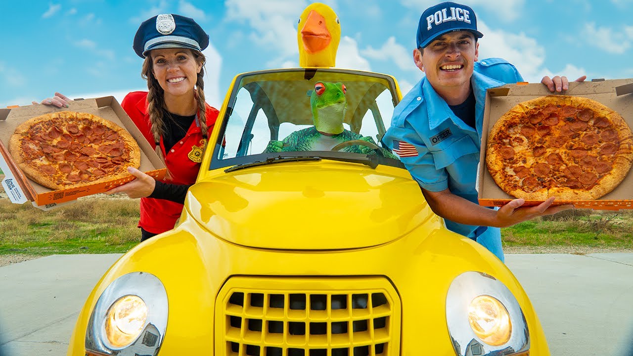 Резиновая Уточка удивляет полицию, щенка и ящерицу погоней на машине!