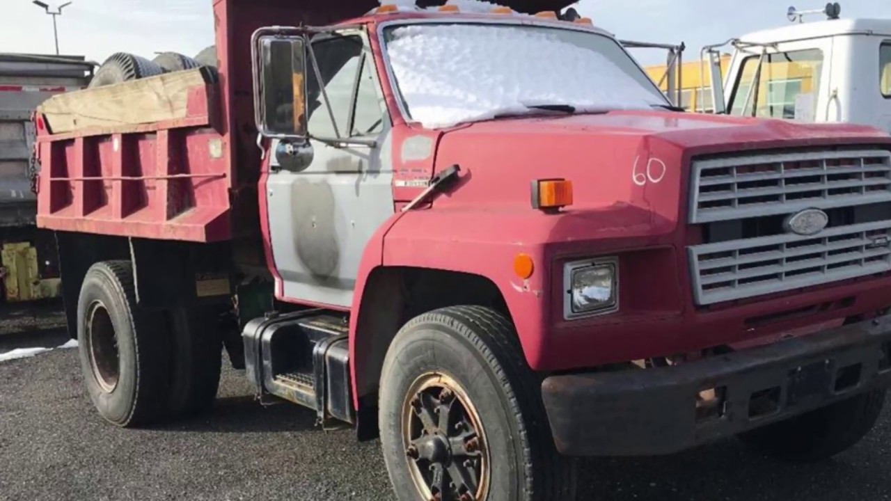 1989 Ford F700 with the Inline / Straight 6 Ford 6.6L Diesel Engine