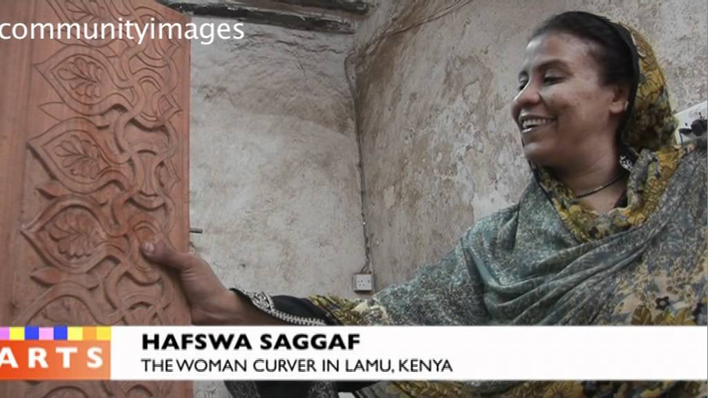 WOMAN CURVER IN LAMU KENYA