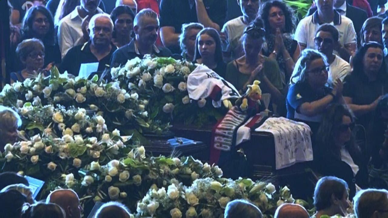 Genova, funerali vittime ponte Morandi: la lettura dei nomi accompagnata da lunghi applausi