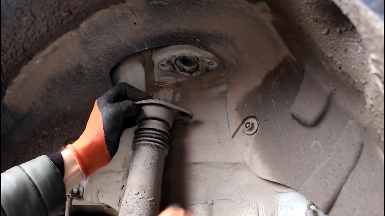 Hyundai ix35 Хендай Ай Икс 35 2011 года Замена опоры заднего амортизатора