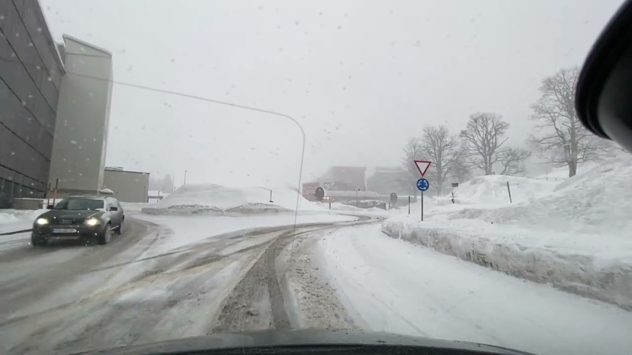 Fahrt über den Feldberg Feldbergpass im Winter Februar 2022 einsetzender Schneesturm Polizeieinsatz