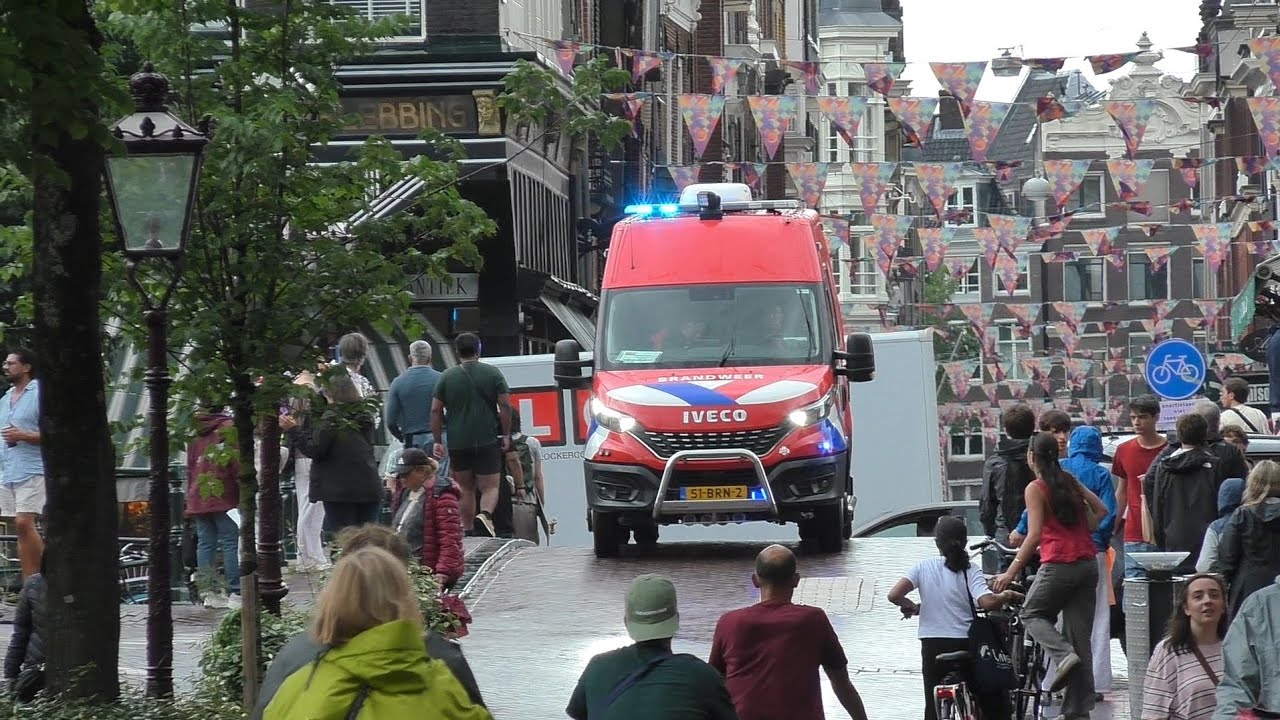 Brandweer duikteam met spoed door de drukte van Amsterdam naar een melding in Amsterdam