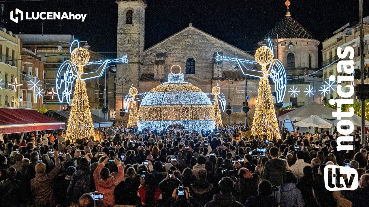 VÍDEO: Lucena enciende su espectáculo navideño de luz y sonido con lleno en la Plaza Nueva