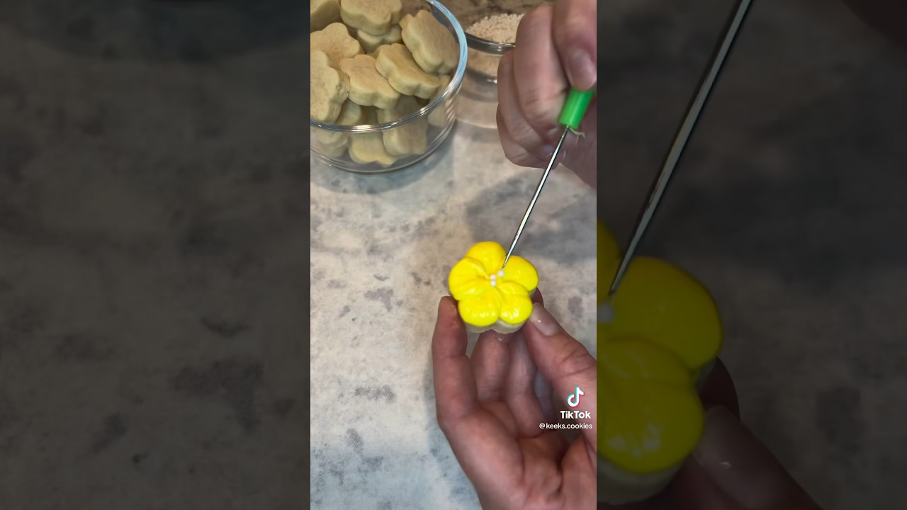 Yellow Flowers 🌼 #cookies #cookiedecorating #cookievideo #sugar #flowers #royalicing #yellow