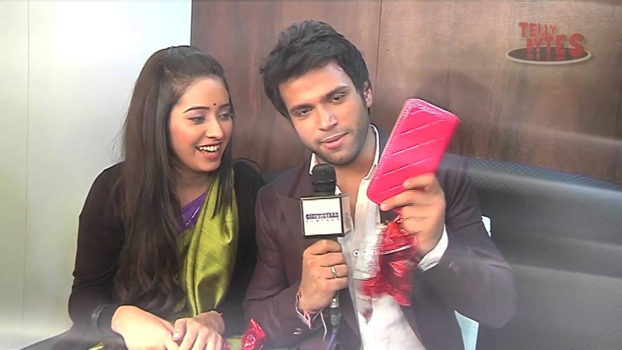 Rithvik and Asha Receive Gifts from Fans
