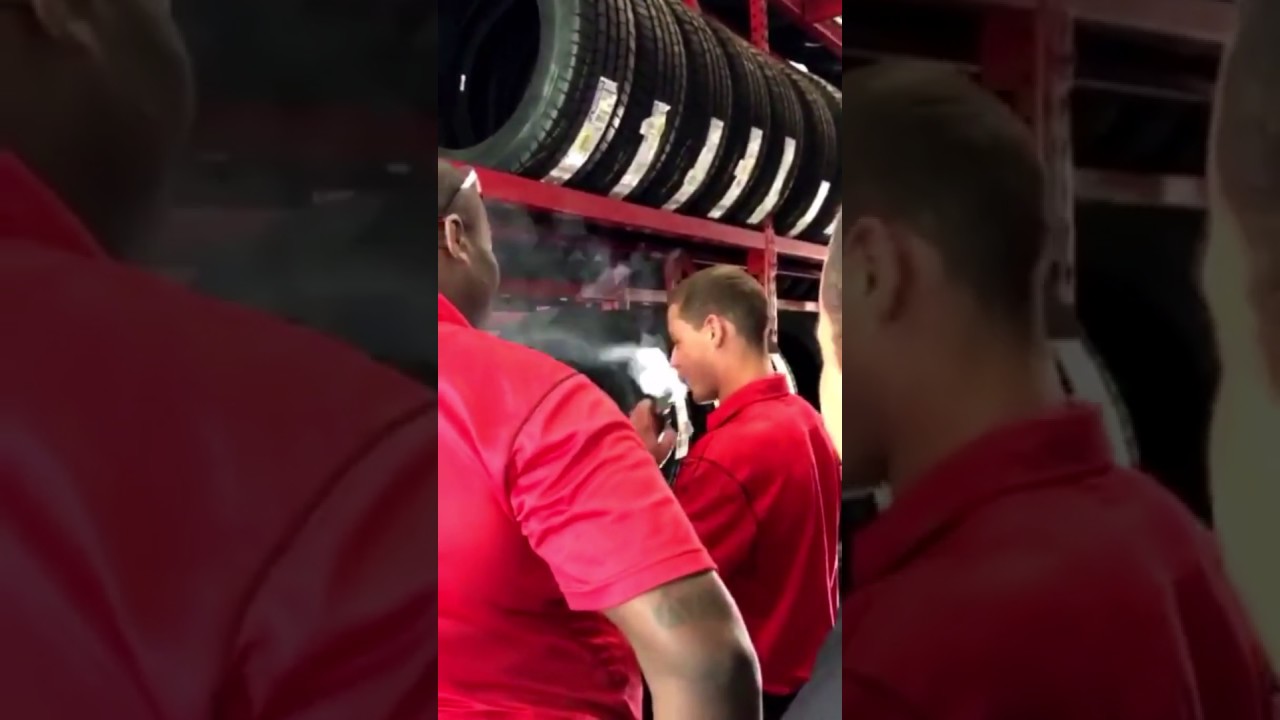 Buddy learned a new vape trick | H&uacute;t vape nghệ thuật