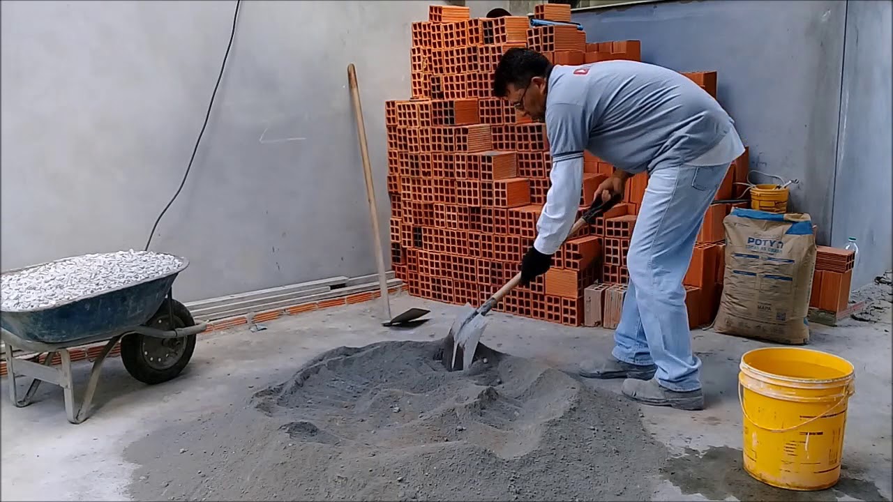 PEDREIRO MOSTRA COMO FAZER O TRAÇO DE CONCRETO PASSO A PASSO - RA CONSTRUÇÃO