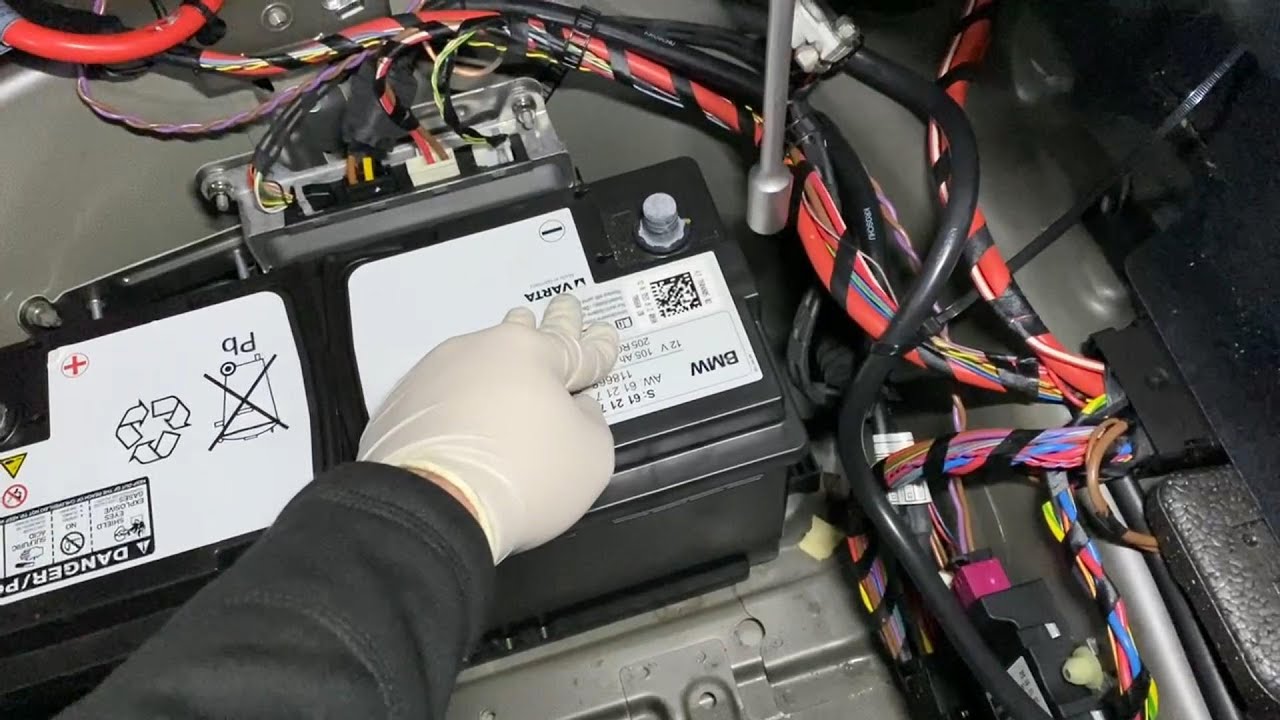 BMW 5 F10 F11 BATTERY REPLACEMENT HOW TO CHANGE BATTERY BATTERIE WECHSELN BMW 530D F10 DIY CODING