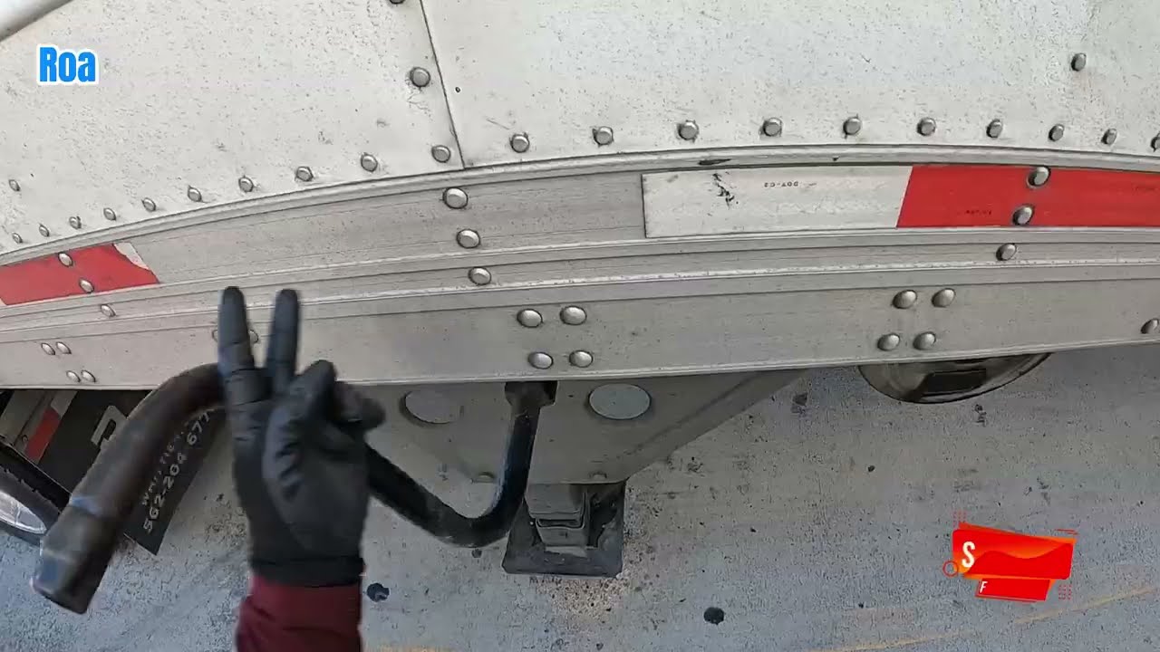 [OSONEGRO] Antes de desconectar el tractor asegúrate de bajar bien las patitas de la traila