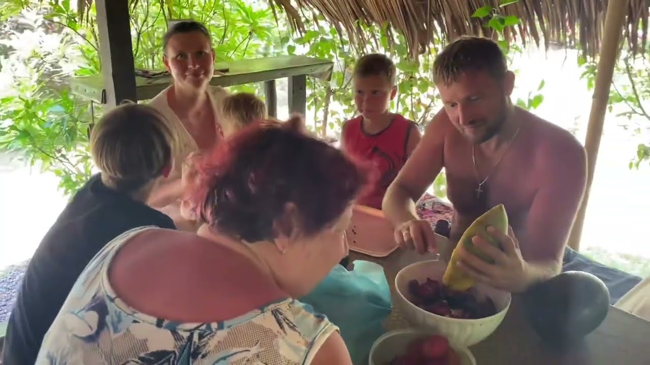 Trying papaya on filipinas / breakfast for a large family