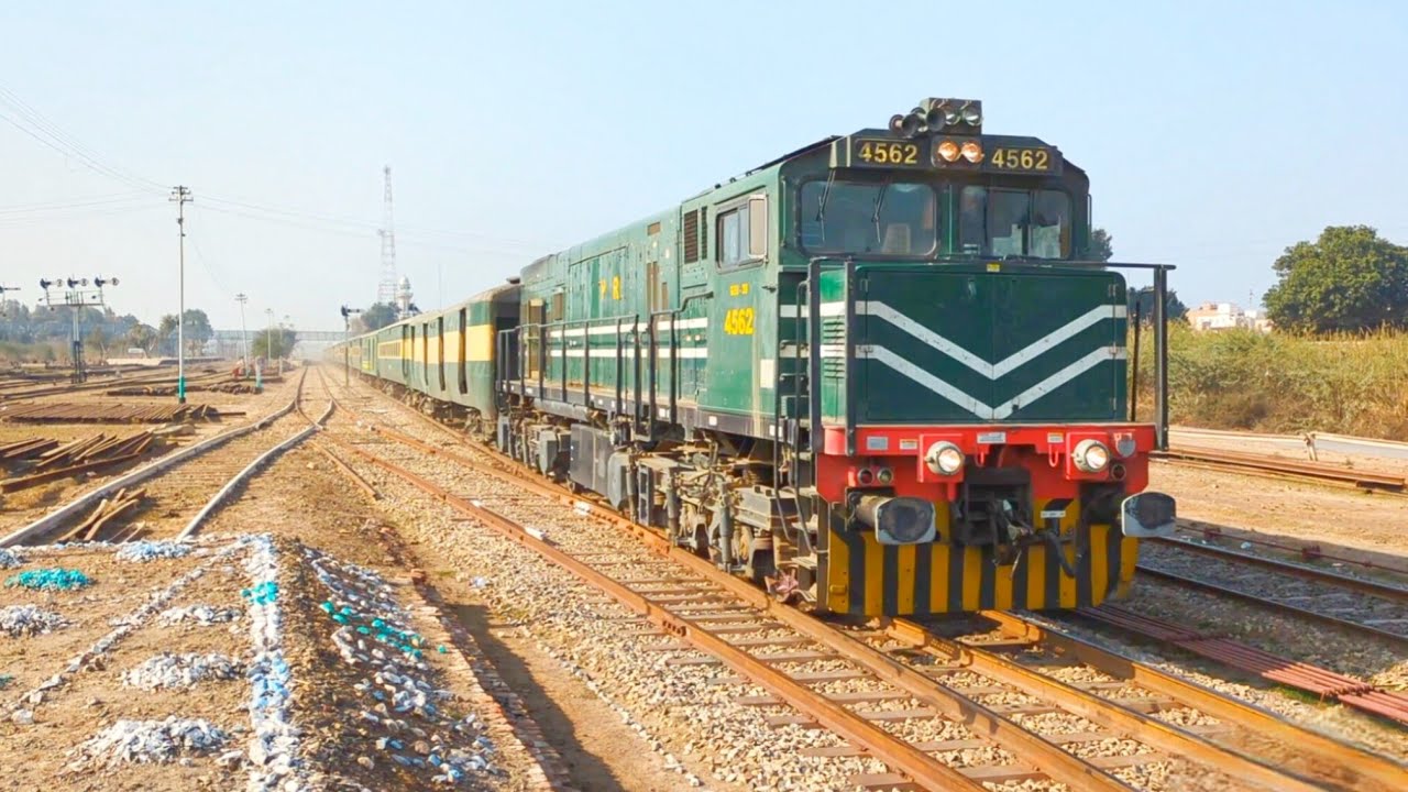Rehman baba express at flying speed of 123km/h wonderful passing with GEU 20 4562 