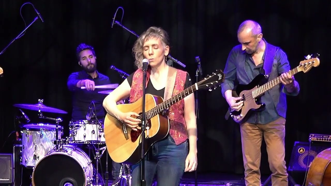 SOMETHIN' IS Julie Lambert (intro extrait de Seikilos Epitaph)