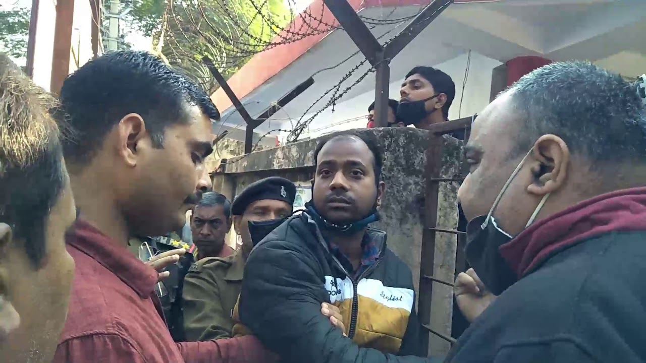 Giridih सिविल कोर्ट में सरेंडर करने पहुंचे साइबर अपराध के आरोपी को पुलिस द्वारा गिरफ्तार