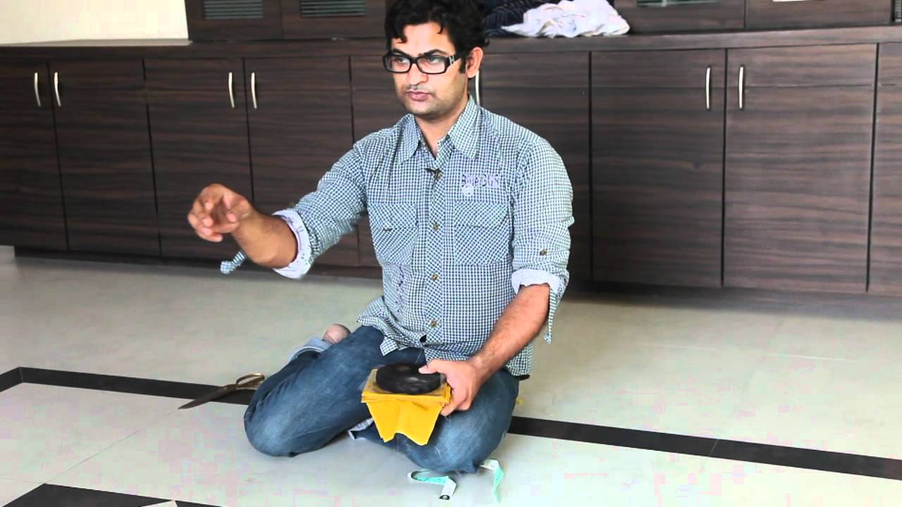 Abdul Jabbar Khatri demonstrates clamp dye technique