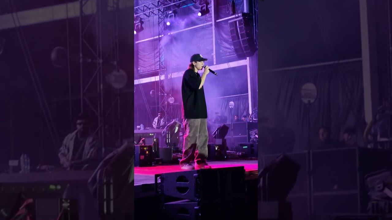 Paulo Londra y Becky G cantando 