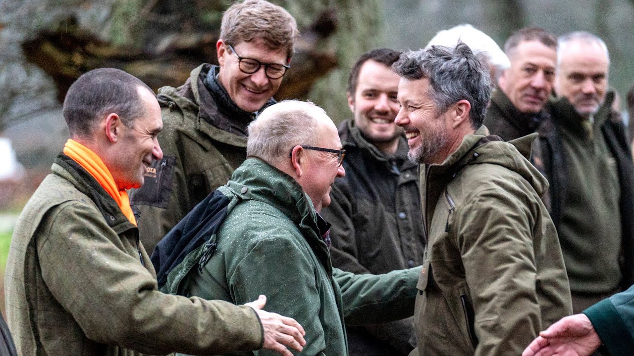 Kronprins Frederik varmer op til kongejagt med smil, håndtryk og hornmusik