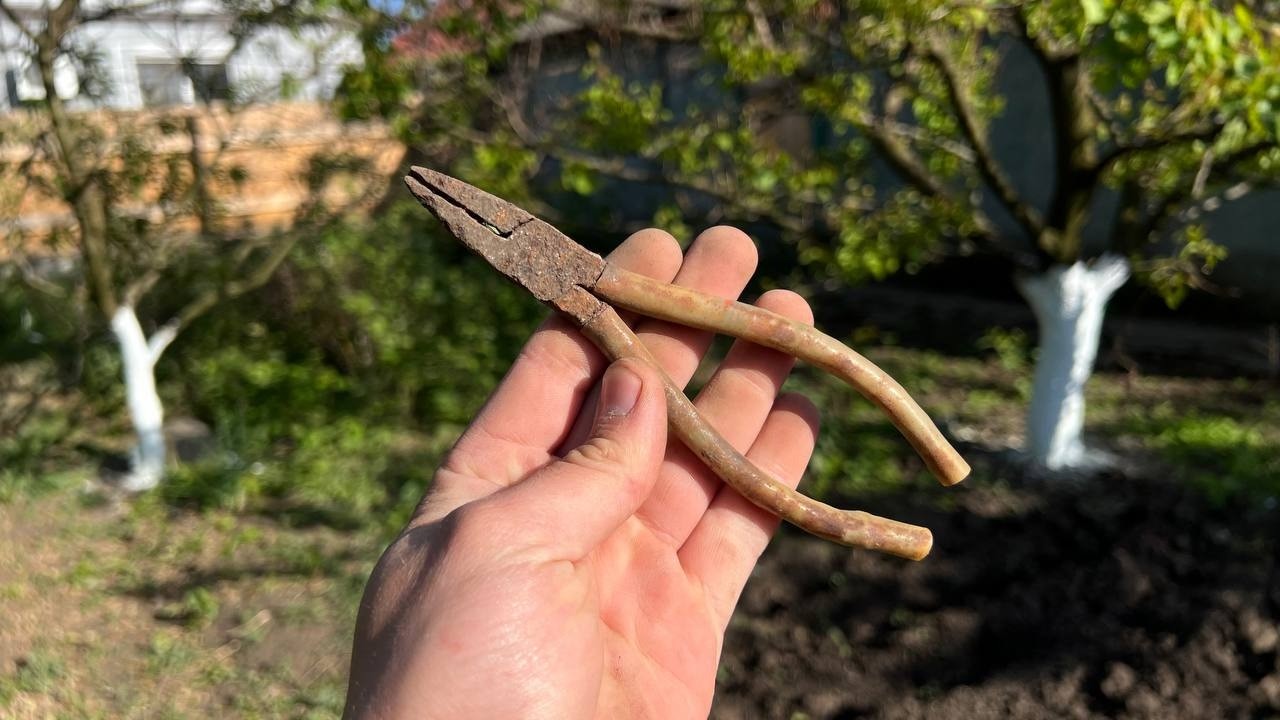 Buried Rusty Pliers Unearthed: Coca-Cola Rust Hack + Sparks-Flying Polish! (3-Day DIY Epic) 🔧🍋