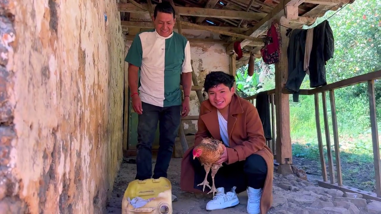 Mi pap&aacute; Edgar me regalo unos pollos y una gallina por mi cumplea&ntilde;os