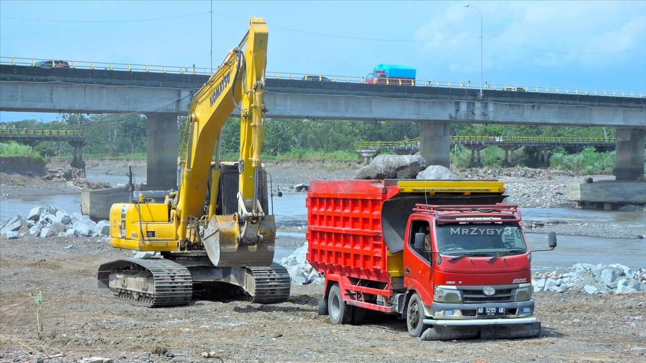 Fighting The River: Komatsu PC210 Excavators and Dump Trucks Construct New Dam Under Bridge