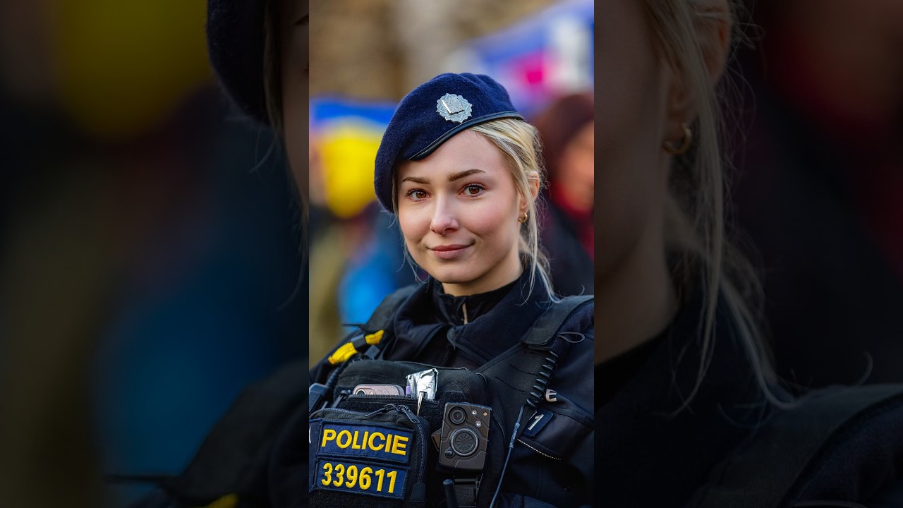 Street Photography of a Young Beautiful Police Woman👮🏼