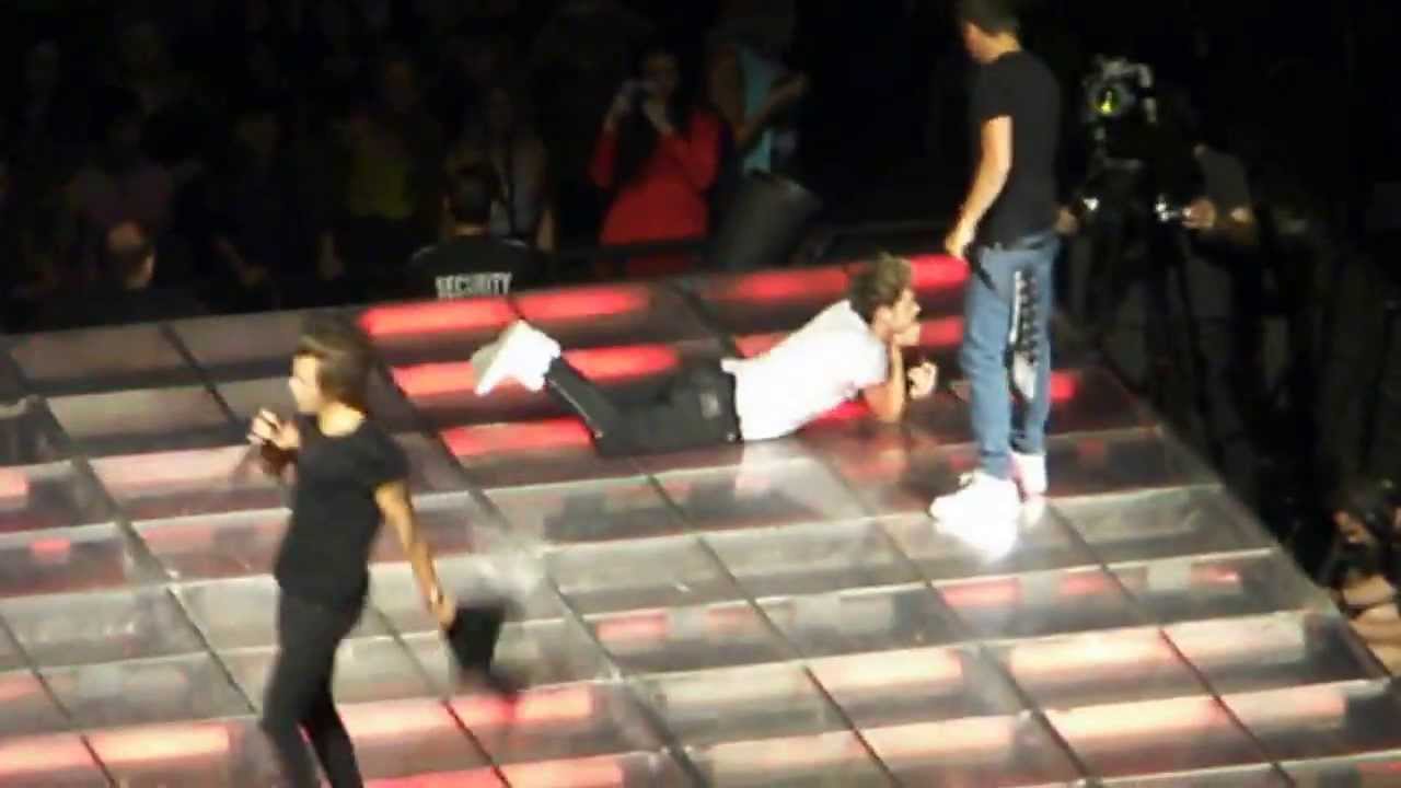 Teenage Kicks | One Direction TMH 23/10/13 | Sydney