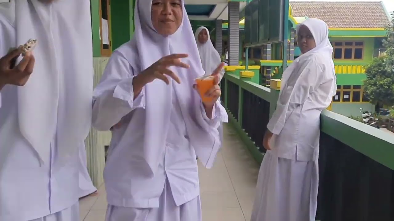 SCHOOL TOUR WITH ME WKWKWK