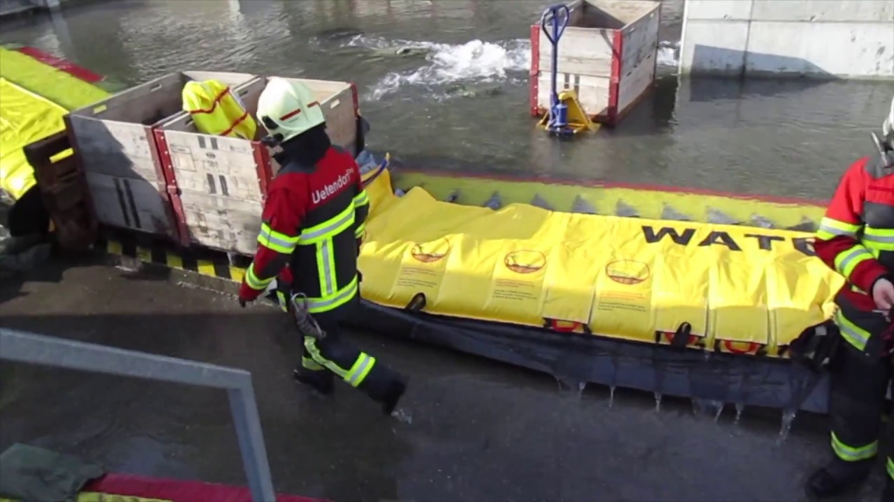 Feuerwehr trainiert Wasserwehr, Hochwasserschutz mit Water-Gate
